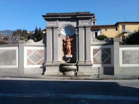 particolare esterno - fontana con statua