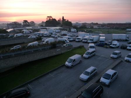 l'ingresso degli operatori all'alba