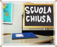 lavagna con scritto scuola chiusa